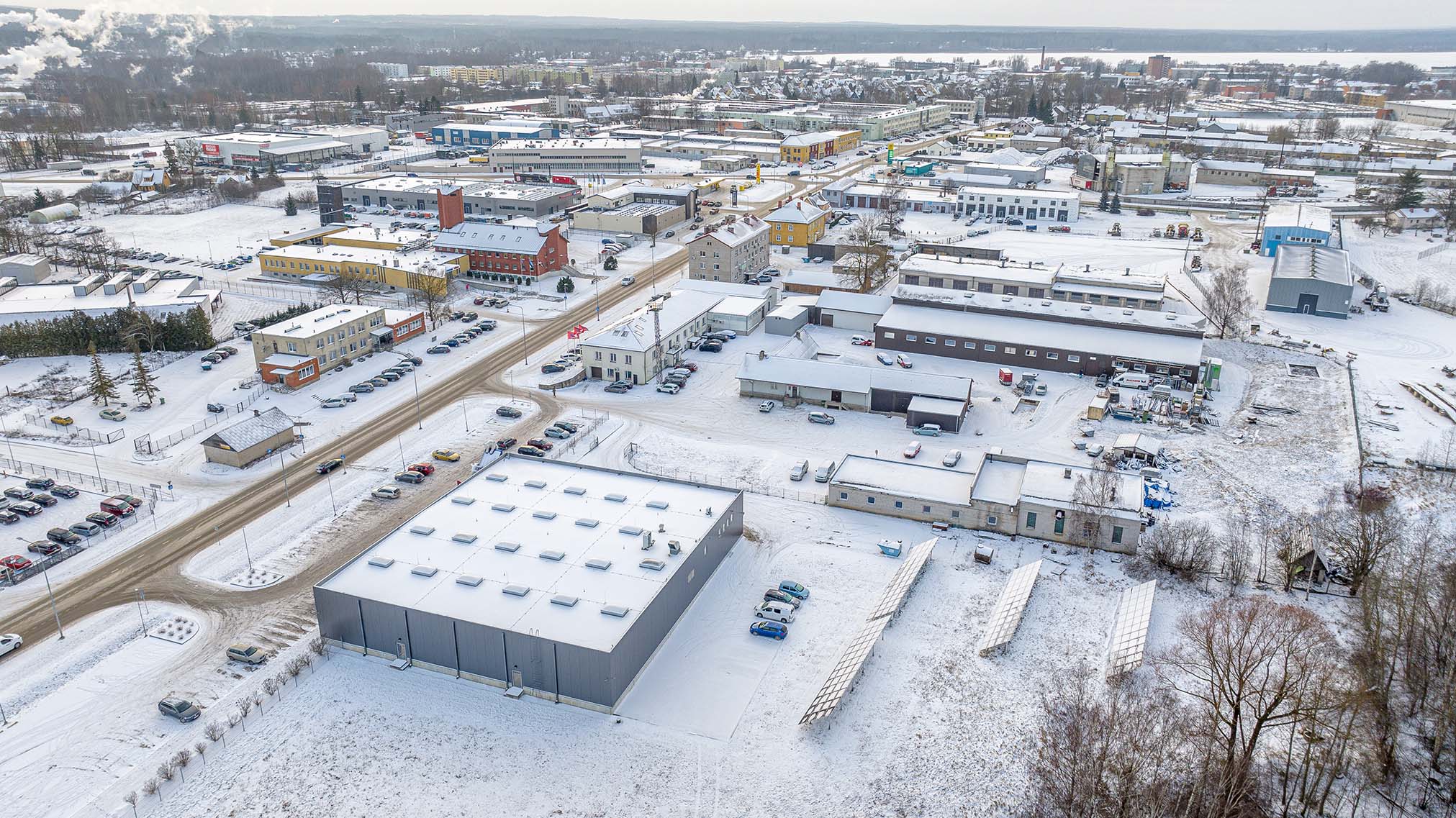Võru linna hooneid katab droonivaates märkimisväärne hulk päikesepaneele, mis kuuluvad nii ettevõtetele kui ka eraisikutele. Aastast aastasse on näha, et paljudel eraisikutel katavad päikesepaneelid juba kogu katuse. Fotol paremas nurgas Võru Magaziini kauplusehoone päikesepark. Foto: Aigar Nagel